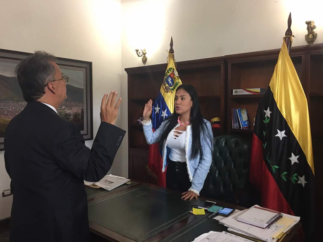 Laidy Gómez, gobernadora del estado Táchira juramentando al nuevo Procurador del estado, Julio Hernández. Foto: Prensa Laidy Gómez.