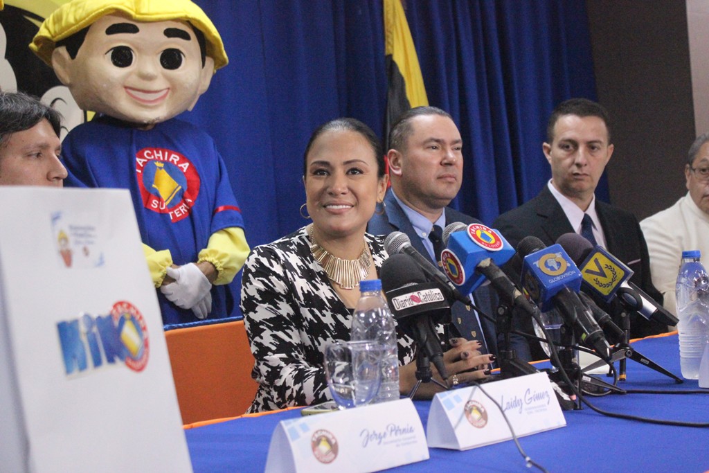 Laidy Gómez, gobernadora del estado Táchira acompañada de la nueva junta directiva de la Lotería del Táchira. Foto: Prensa DIRCI.