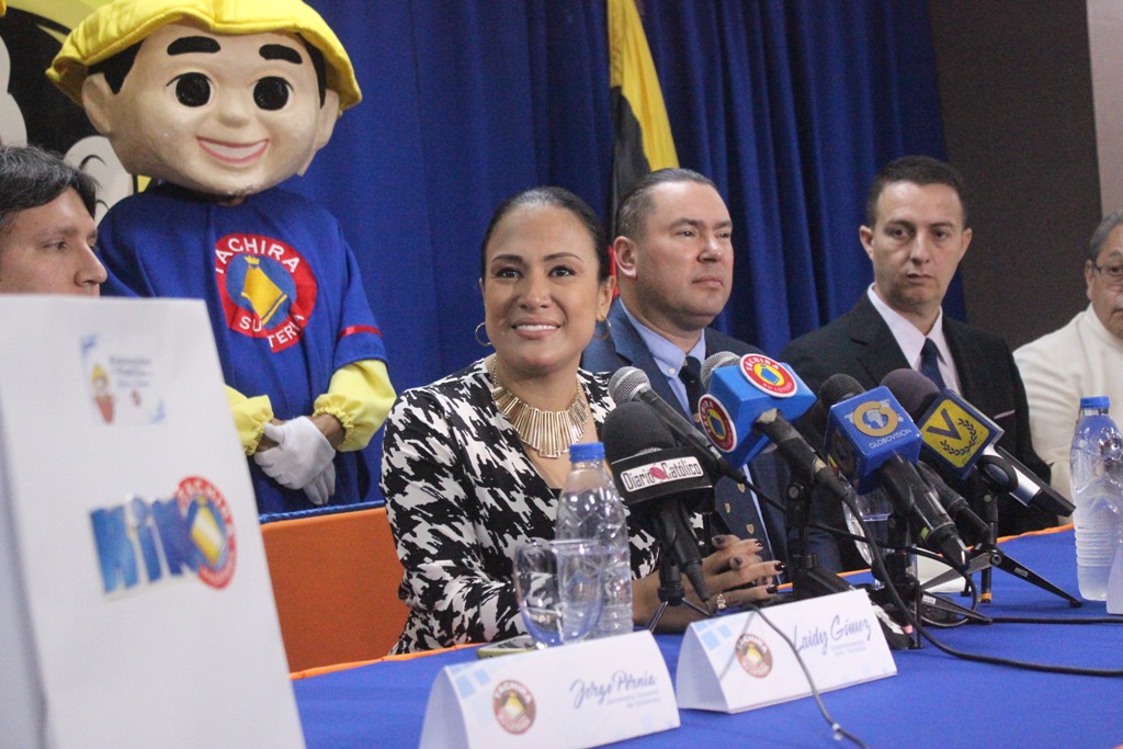 Laidy Gómez, gobernadora del estado Táchira acompañada de la nueva junta directiva de la Lotería del Táchira. Foto: Prensa DIRCI. 