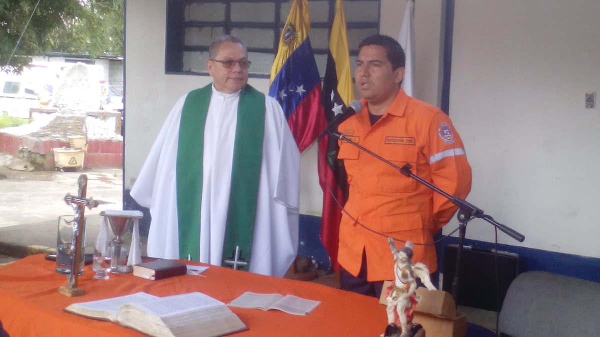 Orlando Neira , sacerdote y Jaiberth Zambrano, director de Protección Civil durante la misa en se de PC-Táchira. Foto: Prensa PC-Táchira.