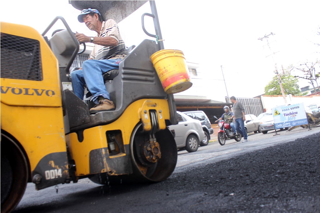 Obreros del IVT trabajando en la calle 15 de Barrio Obrero. Foto: DIRCI.