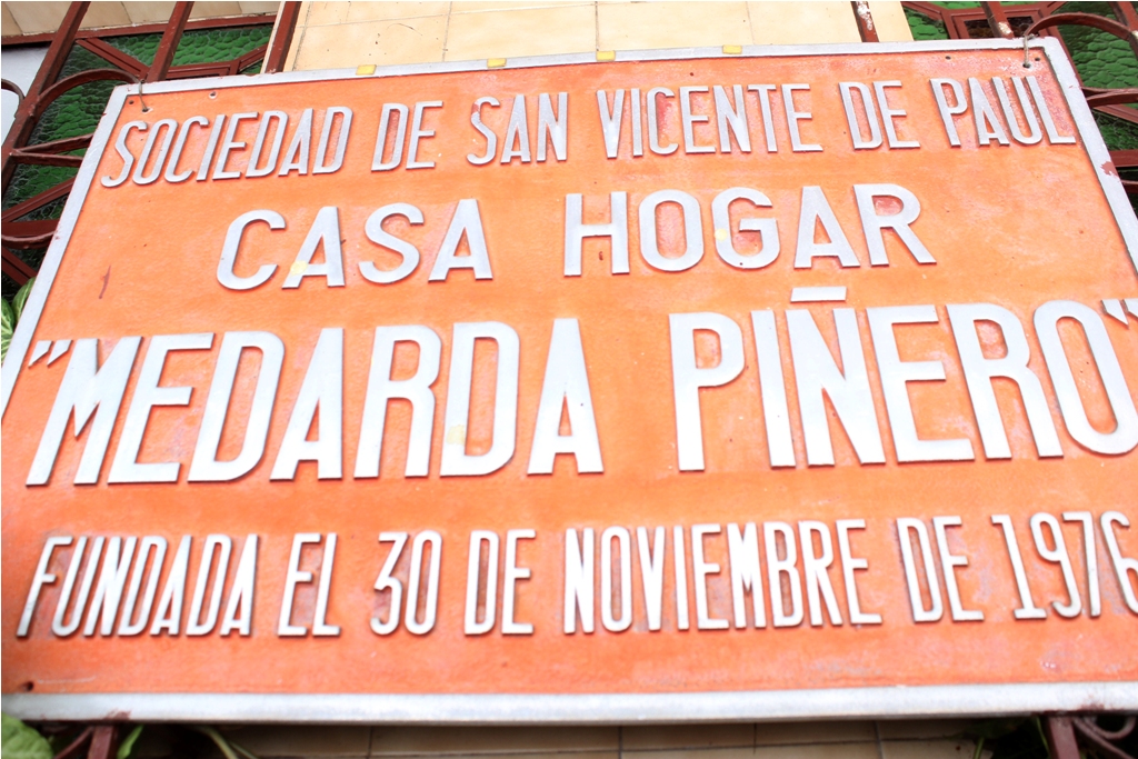 Placa del geriátrico Medarda Piñero. Foto: DIRCI - José Ramírez. 