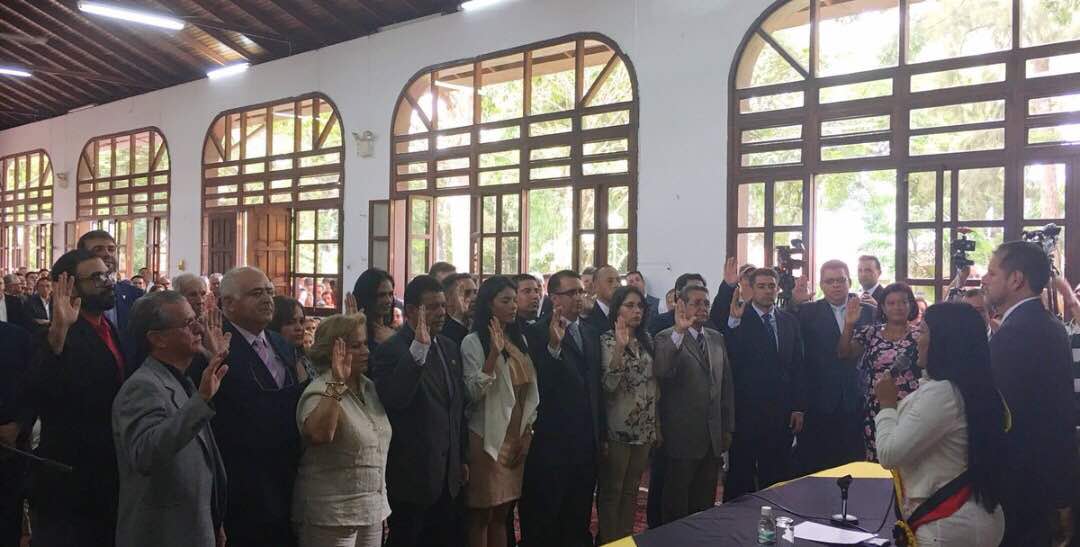 Juramentación del tren ejecutivo en residencia de gobernadores. Foto: Prensa Laidy Gómez.