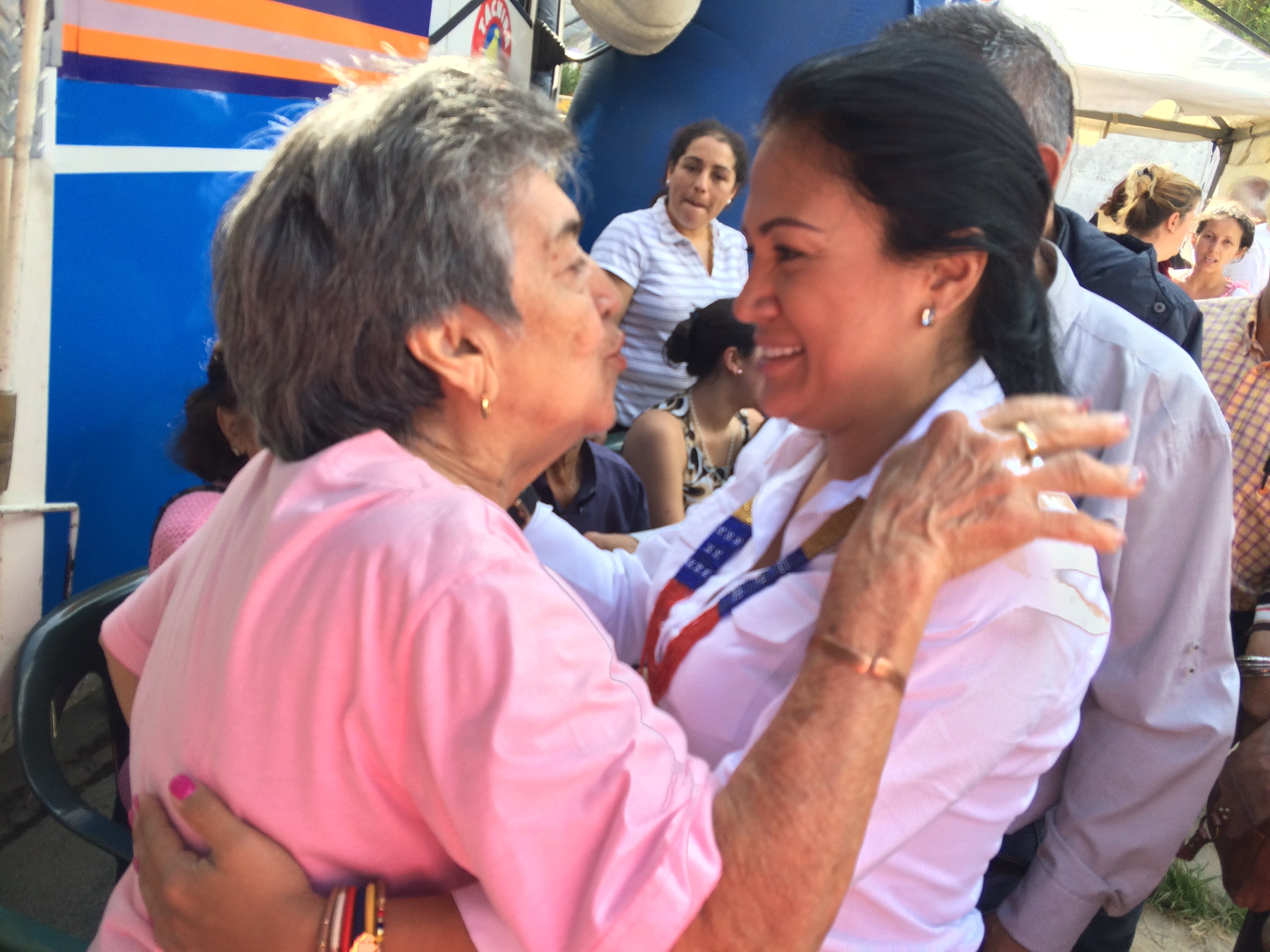 La gobernadora Laidy Gómez, durante su gira en La Grita. Foto: DIRCI