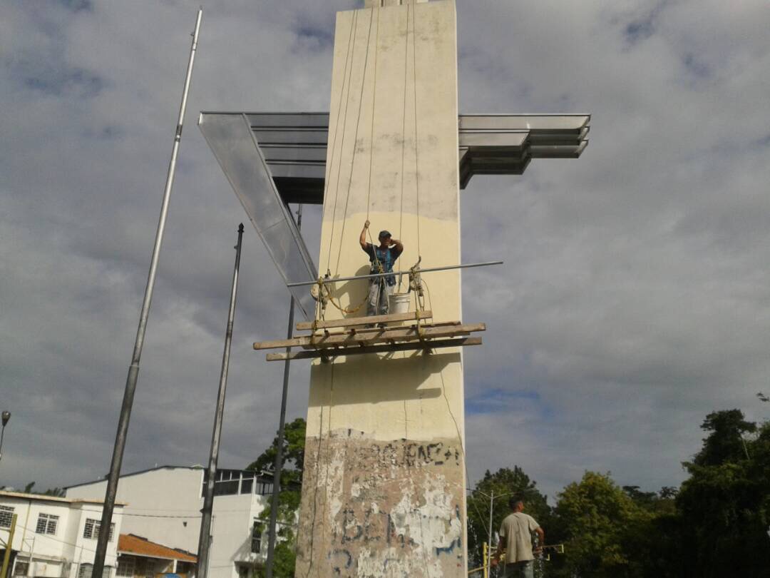 Trabajadores de Cotatur realizando limpieza en el Obelisco de Los Italianos. Foto: Prensa Cotatur. 