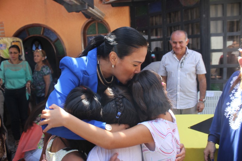 Laidy Gómez, gobernadora del estado Táchira junto a las niñas casa “Corazones Nuevos”. Foto: DIRCI.