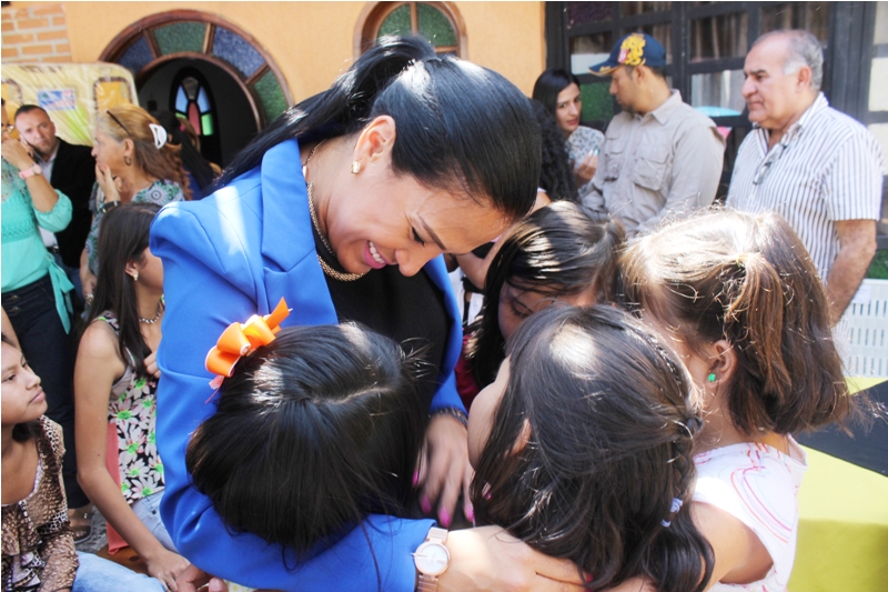 Laidy Gómez, gobernadora del estado Táchira junto a las niñas de la casa hogar “Corazones Nuevos”. Foto: DIRCI.