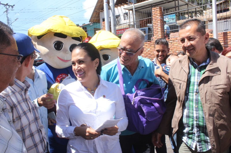Laidy Gómez, gobernadora del estado Táchira durante jornada social en Guásimos. Foto: DIRCI - Doris Hernández. 
