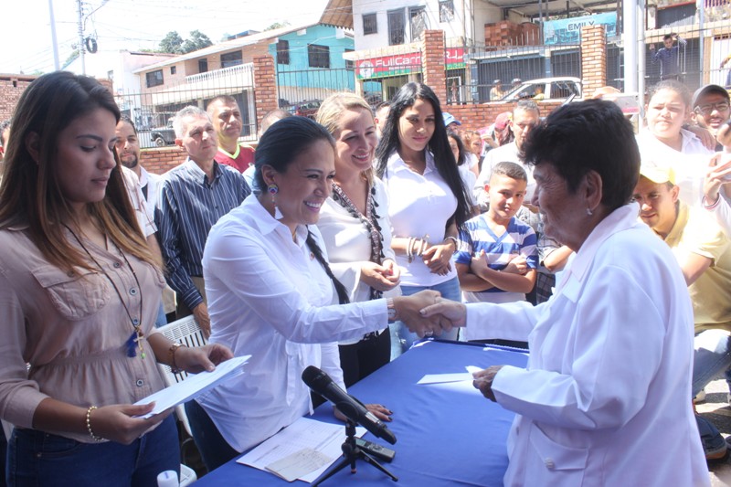 Laidy Gómez, gobernadora del estado Táchira durante jornada social en Guásimos. Foto: DIRCI - Doris Hernández. 