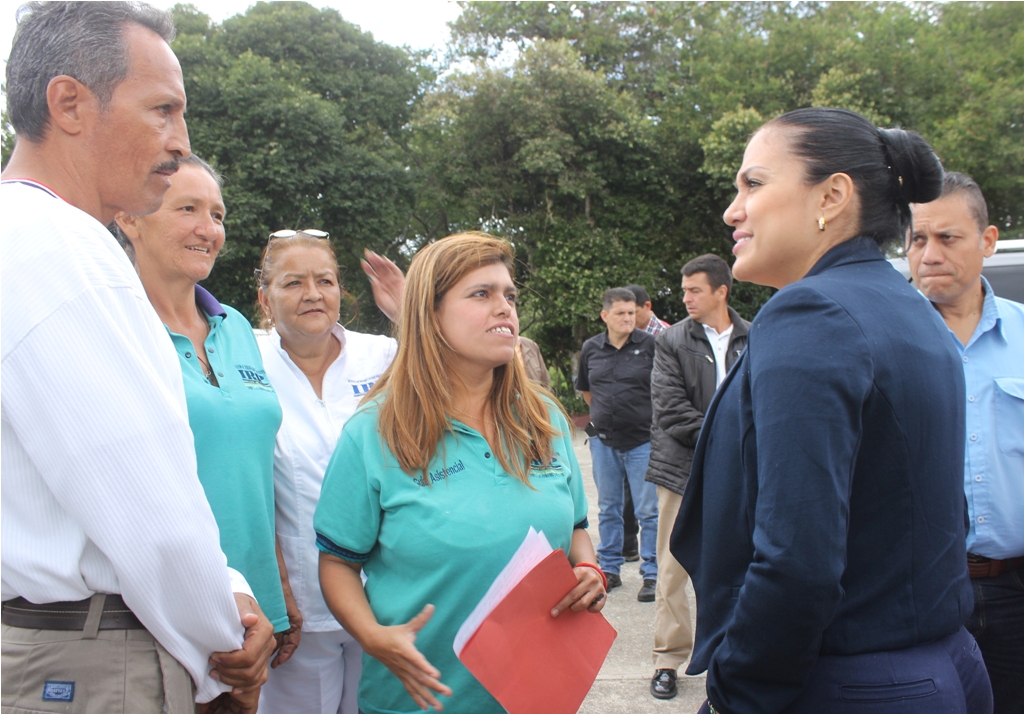 Gobernadora Laidy Gómez junto a representantes de Corposalud y trabajadores del Instituto de rehabilitación psiquiátrica Dr. Víctor Raul Castillo". Foto: Prensa DIRCI - Gabriela Pernía. 