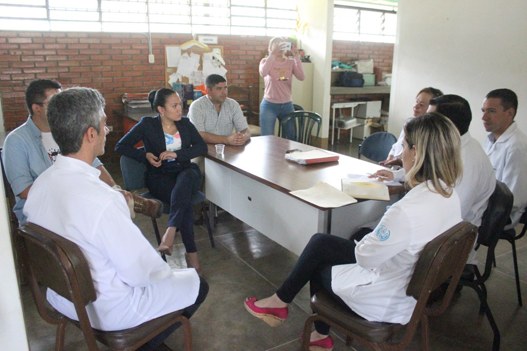 Gobernadora Laidy Gómez junto a representantes de Corposalud y trabajadores del Instituto de rehabilitación psiquiátrica Dr. Víctor Raul Castillo". Foto: Prensa DIRCI - Gabriela Pernía.