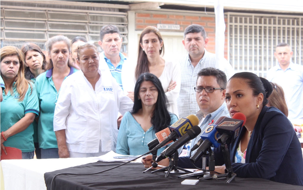 Gobernadora Laidy Gómez junto a representantes de Corposalud y trabajadores del Instituto de rehabilitación psiquiátrica Dr. Víctor Raul Castillo". Foto: Prensa DIRCI - Gabriela Pernía. 