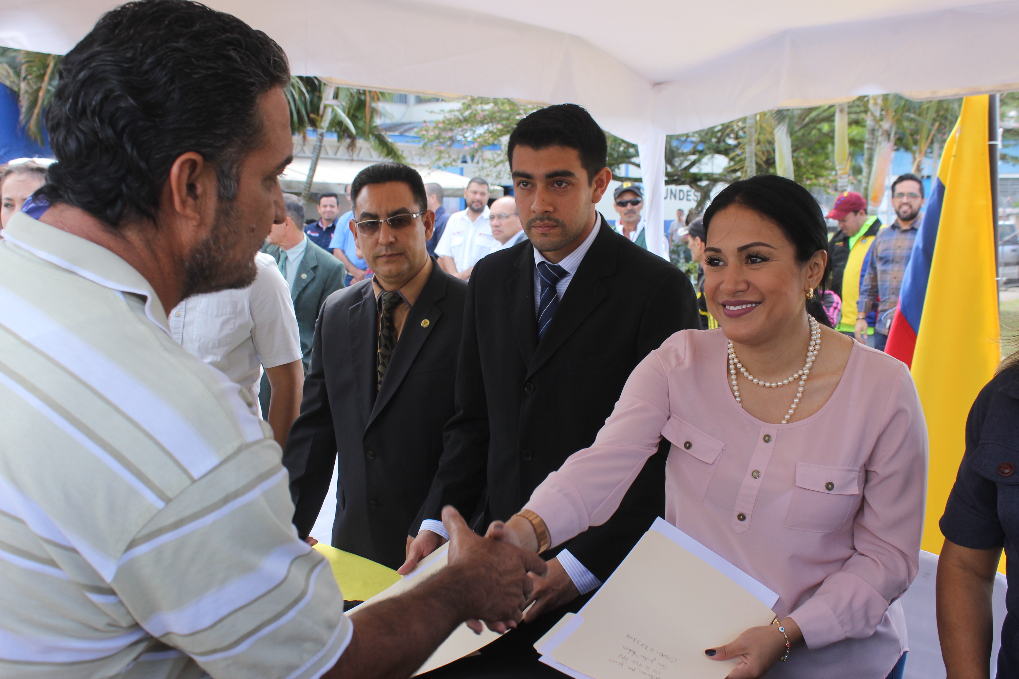 La gobernadora del estado Táchira, Laidy Gómez junto al presidente de Fundesta, Noslen Vera durante la entrega de créditos. Foto: Prensa DIRCI - José Ramírez.