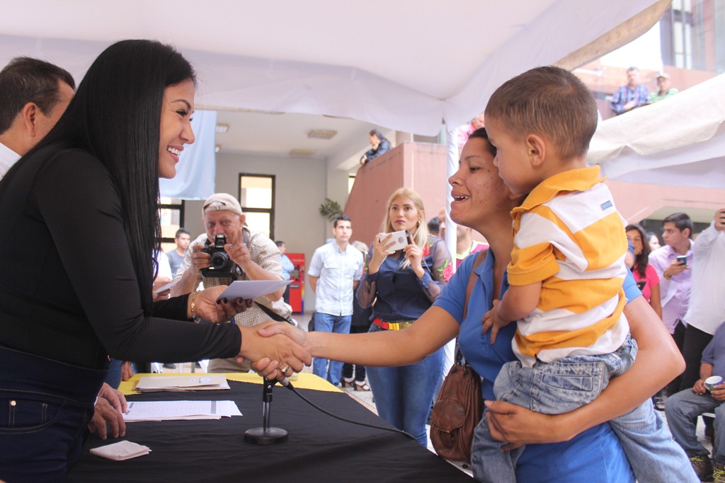 Gobernadora Laidy Gómez durante la entrega de ayudas a familias necesitadas. Foto: Prensa DIRCI - Gabriela Pernía. 