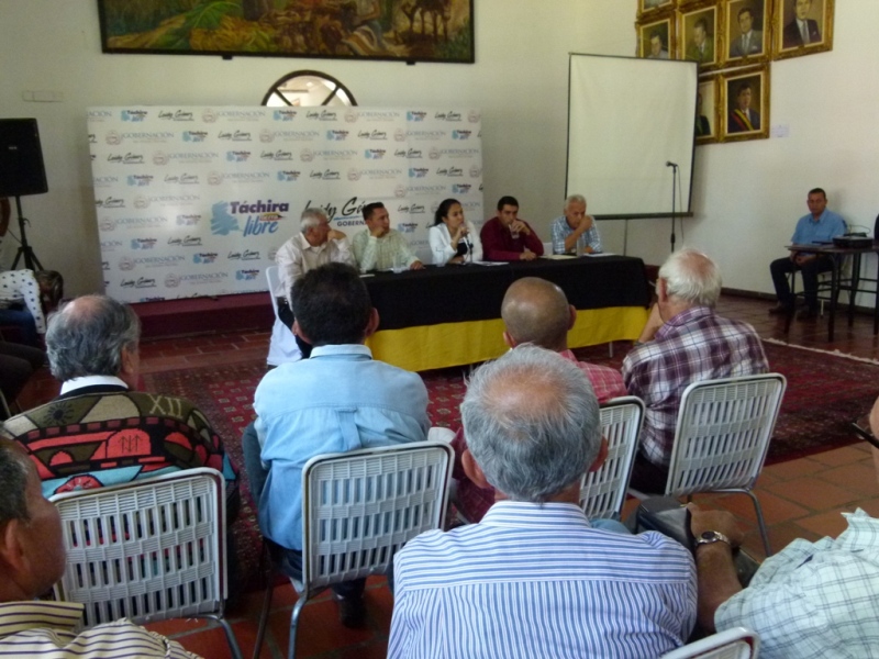 Gobernadora Laidy Gómez junto a los productores de café. Foto: Prensa DIRCI - Doris Hernández.