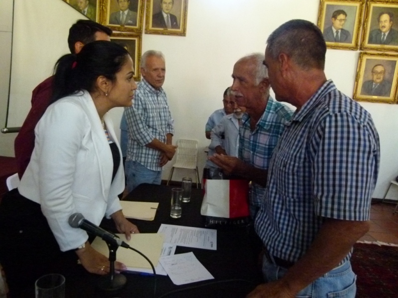 Gobernadora Laidy Gómez junto a los productores de café. Foto: Prensa DIRCI - Doris Hernández. 