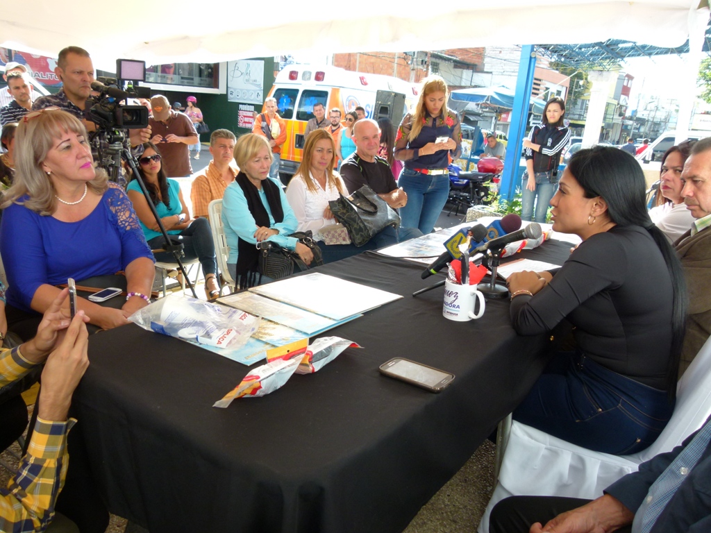Laidy Gómez, gobernadora del estado Táchira junto a las autoridades de INTEDUCA. Foto: DIRCI - José Ramírez.