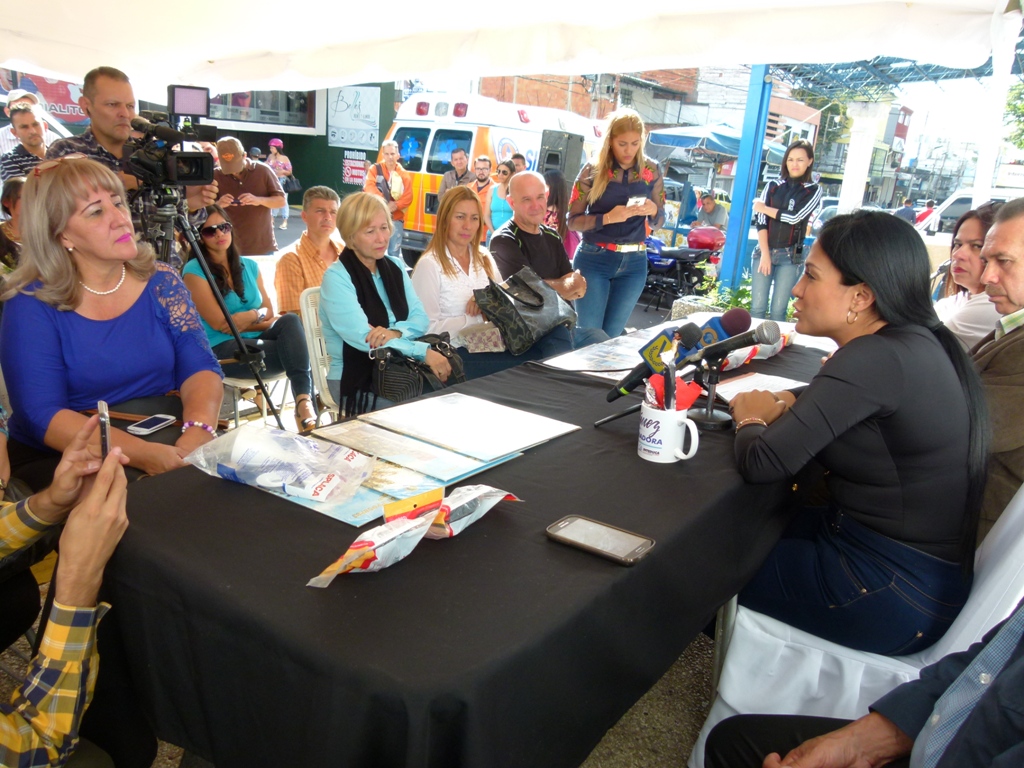 Laidy Gómez, gobernadora del estado Táchira junto a las autoridades de INTEDUCA. Foto: DIRCI -  José Ramírez. 