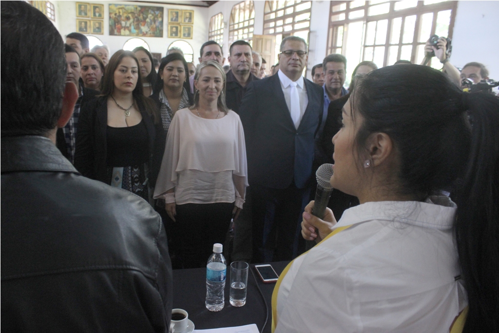 Gobernadora Laidy Gómez durante la juramentación de los 67 prefectos. Foto: Prensa DIRCI - José Ramírez. 