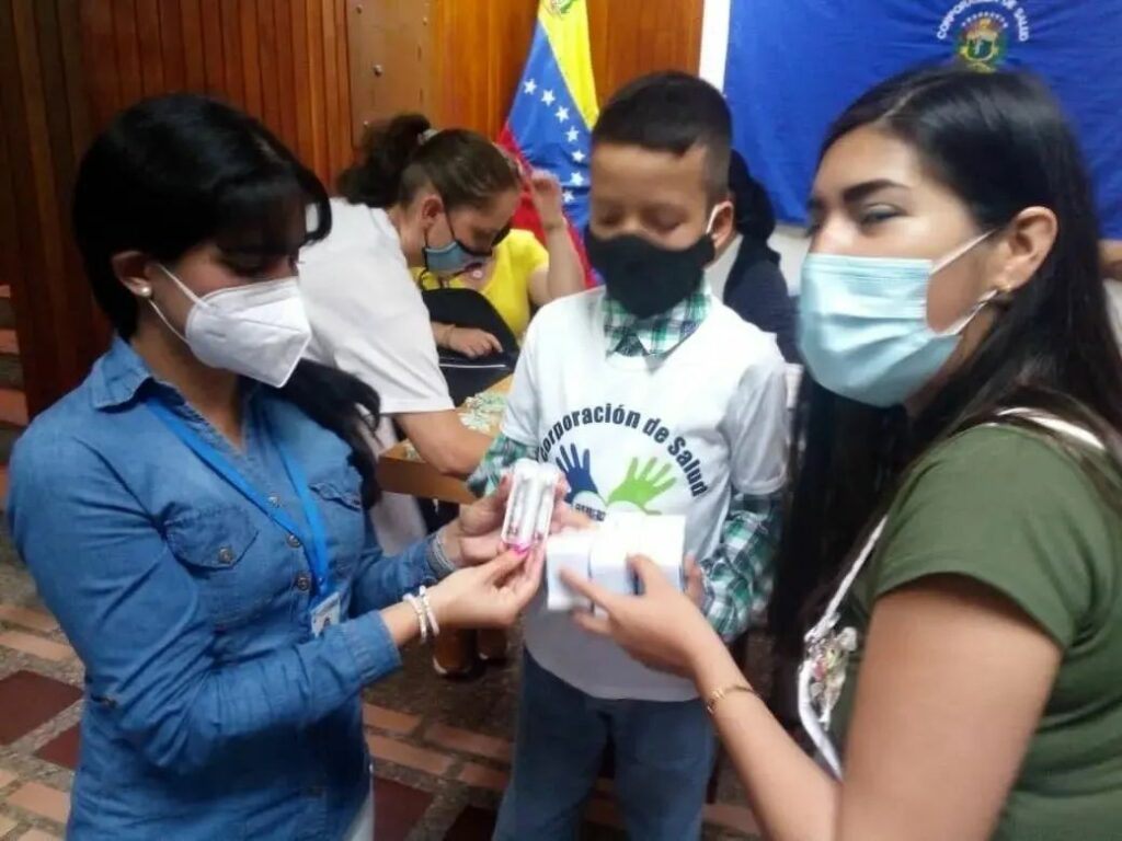 Niños con diabetes del programa Caremt recibieron insulina y lancetas