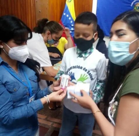 Niños con diabetes del programa Caremt recibieron insulina y lancetas