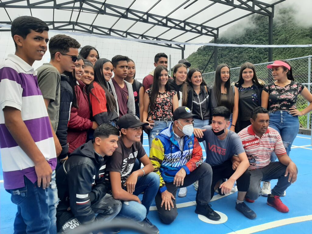 Gobernador Bernal inaugura cancha multiusos en Casa Hogar Carpintero de La Montaña