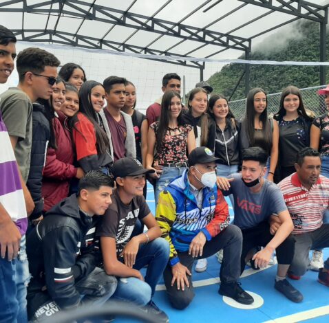 Gobernador Bernal inaugura cancha multiusos en Casa Hogar Carpintero de La Montaña