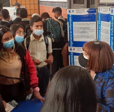Continúa con éxito la feria del cupo universitario en la Unes