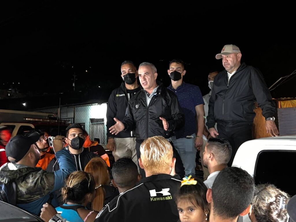 Gobernador recorre zonas afectadas por lluvias en San Cristóbal