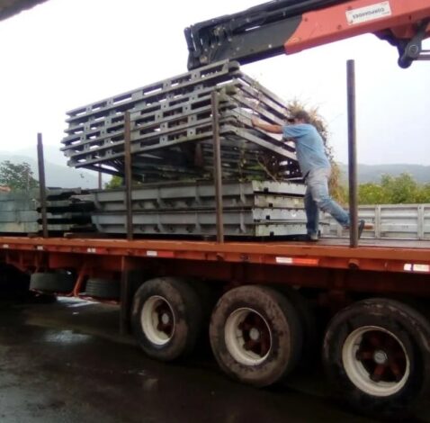 Arriban materiales para colocación de puente de guerra en el sector la Quinta