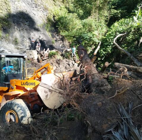 IVT intensifica remoción de derrumbes en vía Macanillo – La Florida