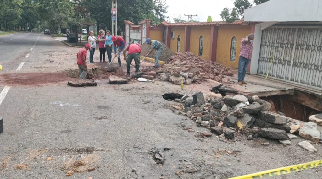 Avanzan obras de reparación a colectores en la Av. 19 de abril