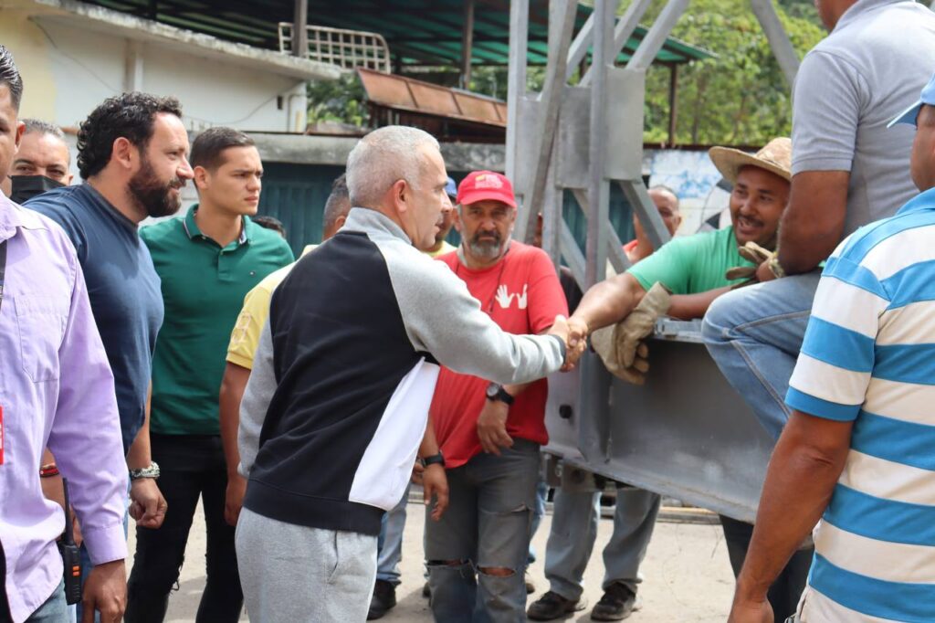 Gobernador Bernal inspecciona trabajos de colocación de Puente sobre el rio Grita