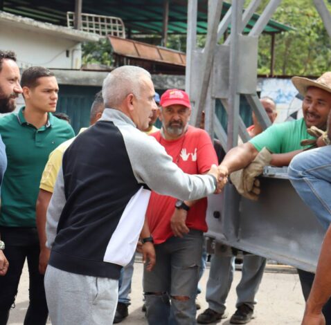 Gobernador Bernal inspecciona trabajos de colocación de Puente sobre el rio Grita