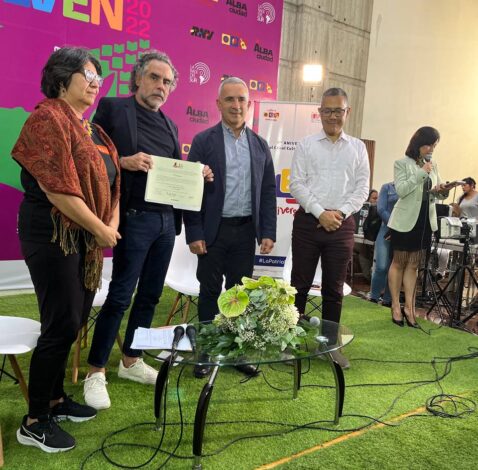 Javier Bosch Gana la V Bienal de Poesía Juan Beroes