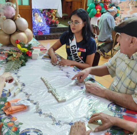 Candidatas al reinado FISS 2023 comparten sonrisas con adulto mayores