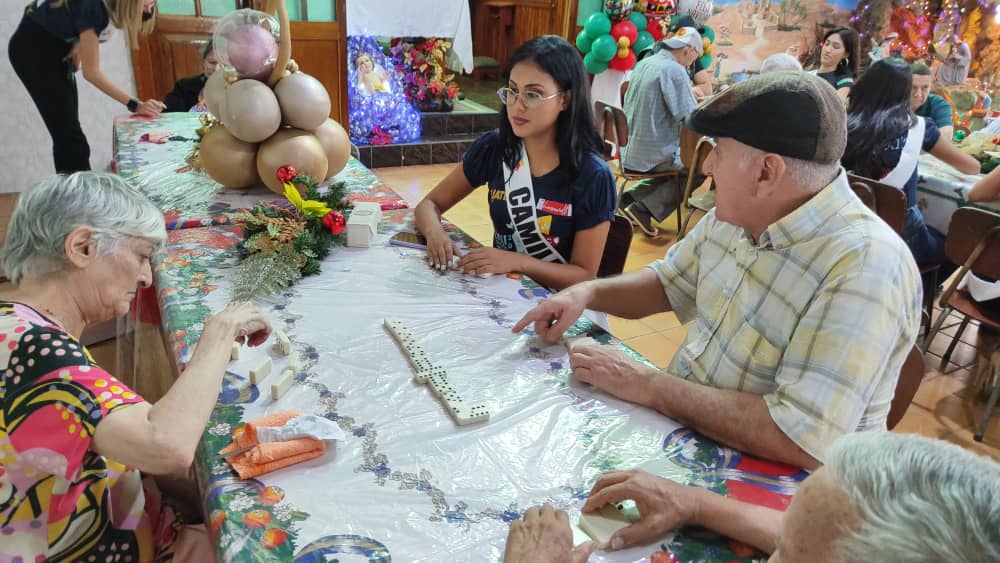 Candidatas al reinado FISS 2023 comparten sonrisas con adulto mayores