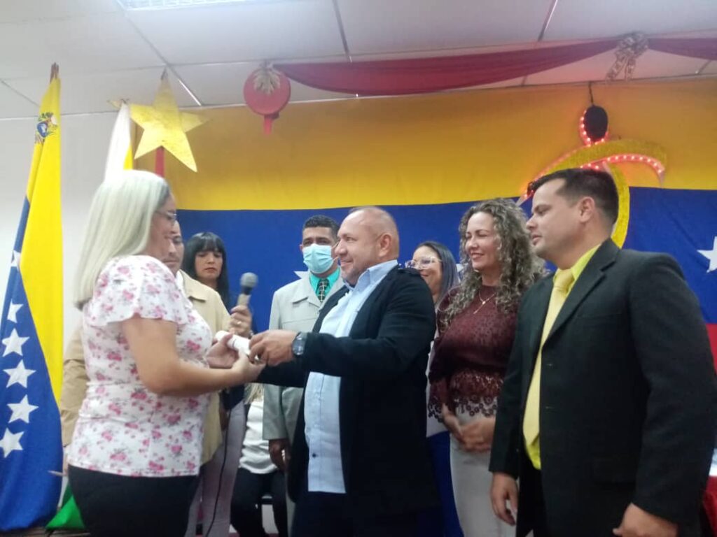 Más de 200 certificados y titularidades a docentes entregan Concejo Municipal y Alcaldía de SC