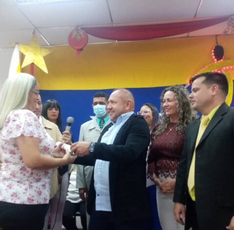 Más de 200 certificados y titularidades a docentes entregan Concejo Municipal y Alcaldía de SC