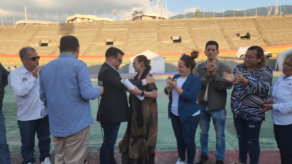 Concejales condecoraron a la Bailarina de Danzas Yolanda Moreno