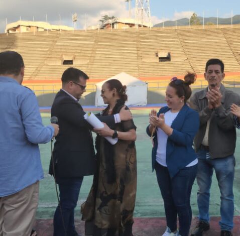 Concejales condecoraron a la Bailarina de Danzas Yolanda Moreno