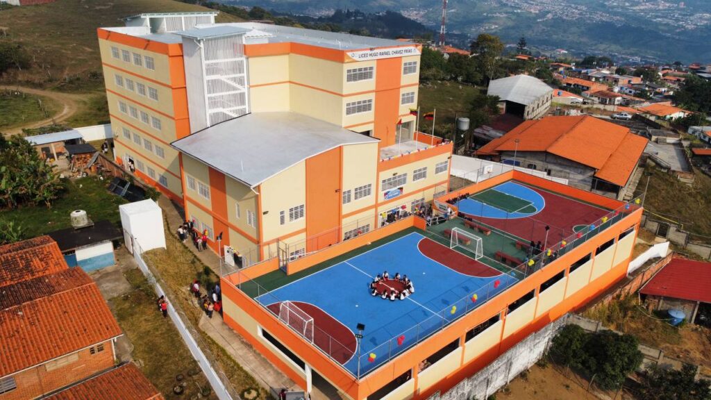 Gobernador Bernal: Muy feliz de inaugurar el Liceo Hugo Chávez, una obra de lujo