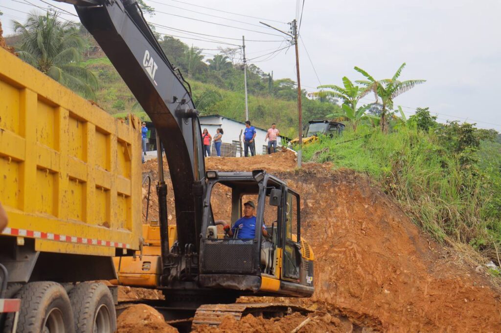 Gobernador Bernal inspeccionó trabajos de rehabilitación de la vía de El Palmar de la Copé