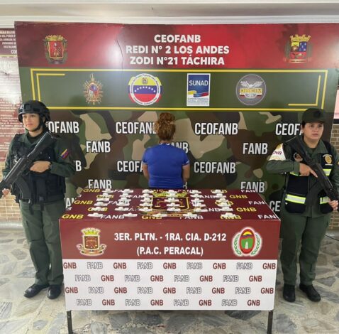 Detenida mujer con dediles en su cuerpo