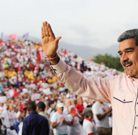 Maduro aprueba recursos para 4.500 proyectos consultados por el Poder Popular